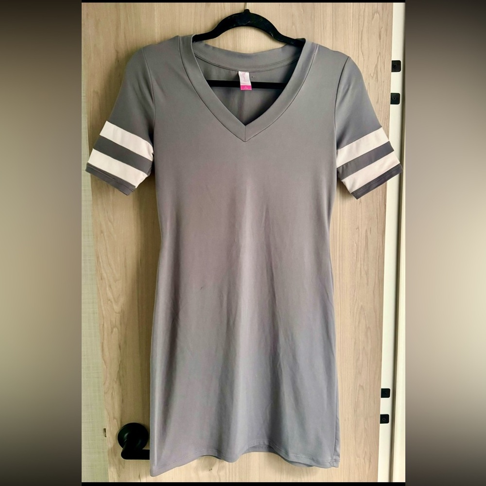 No Boundaries | Gray V-Neck Midi Dress | Size M